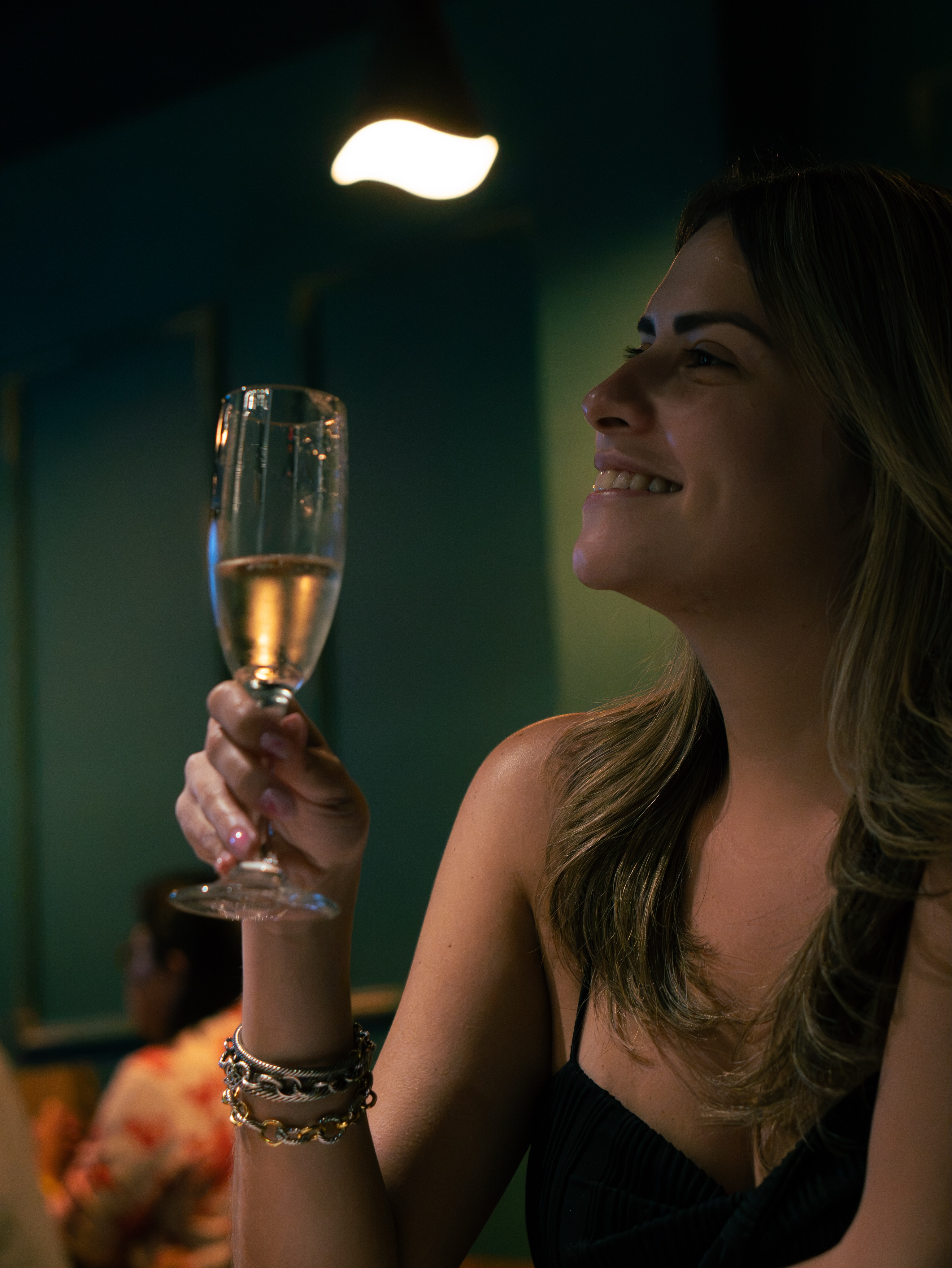 Invitada brindando con una copa de vino espumoso en Trattoria Campioni