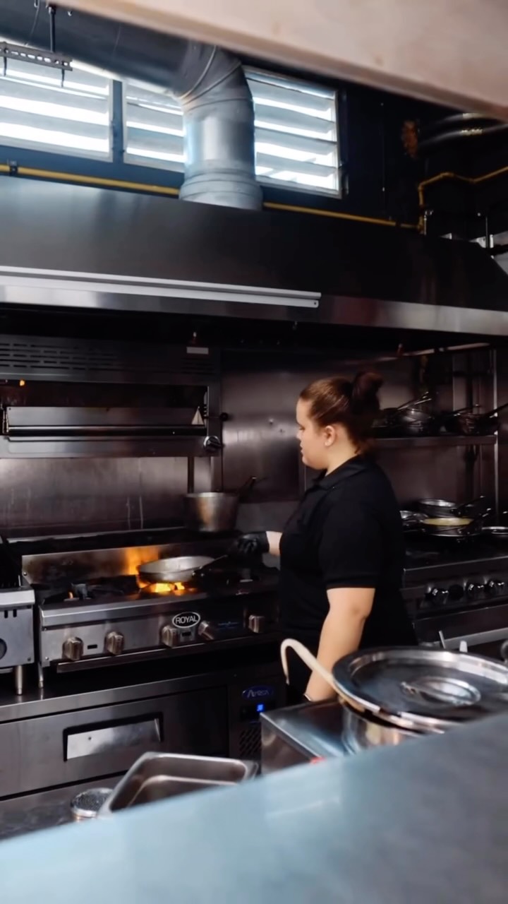 Equipo de Trattoria Campioni cocinando frente al fuego