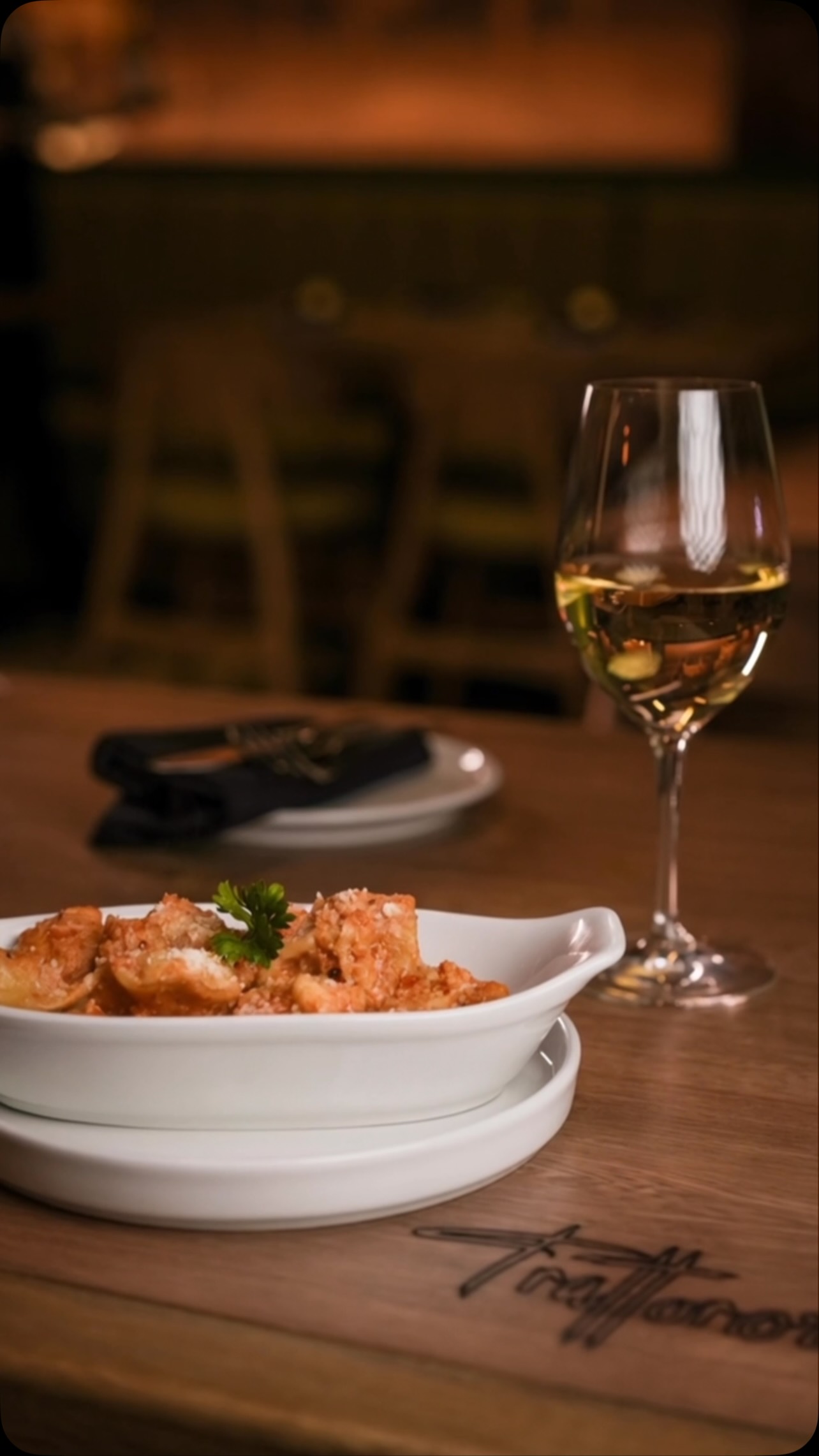 Raviolis servidos con una copa de vino en Trattoria Campioni
